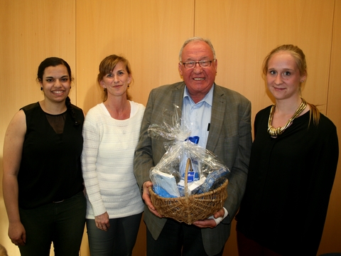 Geschenk der Ehemaligen an Schulze Blasum